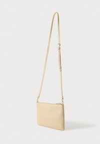Bež kožna torbica preko tijela s podesivim remenom, glatkom teksturom, pravokutnim oblikom i zatvaranjem na patentni zatvarač. Ukrašena metalnim detaljima zlatne boje.