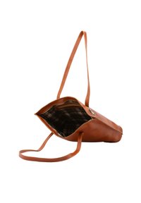 Bruine leren tote bag met een gestructureerd ontwerp, lange handvatten en een geruite stoffen binnenvoering. Beschikt over een zak met rits aan de binnenzijde.