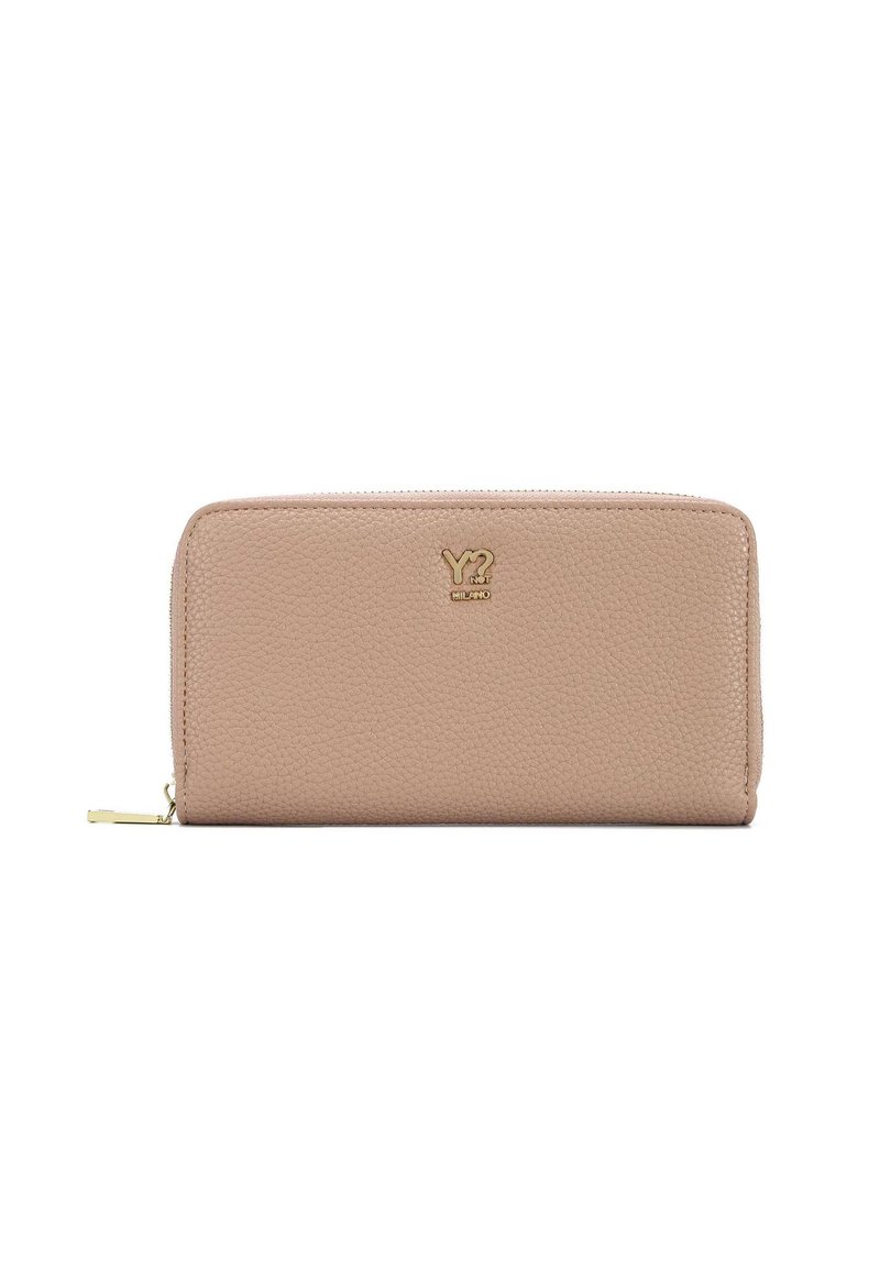 Portafoglio in pelle beige con superficie testurizzata, logo Y2 dorato e chiusura con zip. Forma rettangolare con accenti minimi.