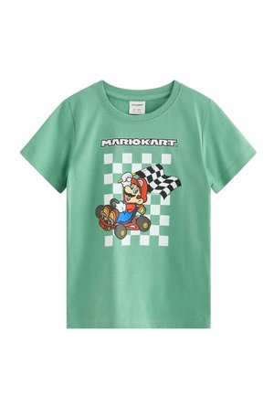 Grøn t-shirt med korte ærmer med Mario Kart-grafik af Mario, der kører en gokart og holder et ternet flag foran en ternet baggrund.