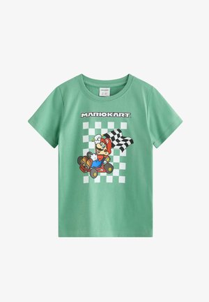 Grøn t-shirt med korte ærmer med Mario Kart-grafik af Mario, der kører en gokart og holder et ternet flag foran en ternet baggrund.