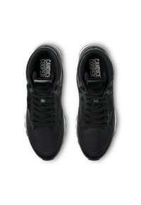 Zapatillas negras con parte superior de piel lisa, punta redonda y cordones texturizados. Presenta una mediasuela blanca y el logotipo "CANDICE COOPER" en la lengüeta.