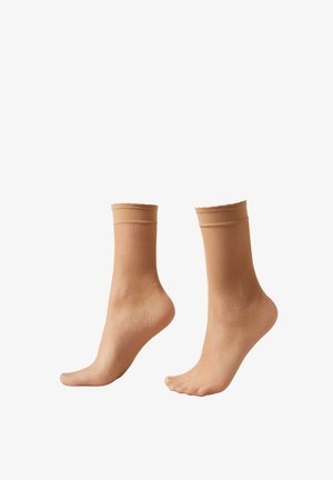 Calcetines de red beige para el tobillo con un puño suave y elástico y diseño de punta abierta. Hechos de material ligero que presenta un patrón de malla en forma de diamante.