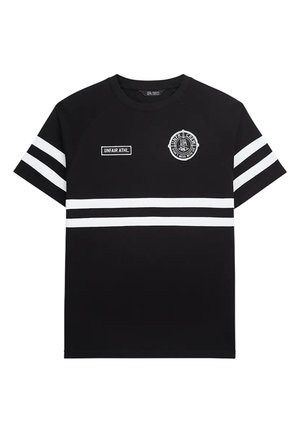 Schwarzes T-Shirt mit kurzen Ärmeln und zwei weißen horizontalen Streifen an Ärmeln und Brust, mit den Logos "UNFAIR ATHL" und einem runden "WINTER CREW".