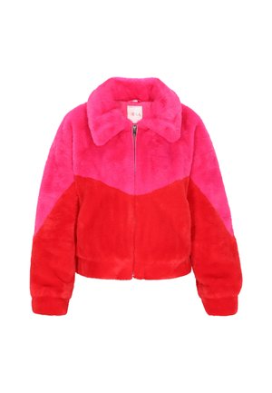 Faux fur jas met grote kraag, lange mouwen en een ritssluiting aan de voorkant, met een gedurfde kleurverdeling in helder roze en rood.