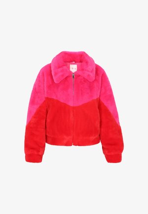 Kunstfelljacke mit großem Kragen, langen Ärmeln und frontalen Reißverschluss, ausgestattet mit kräftigen Farbblöcken in leuchtendem Pink und Rot.