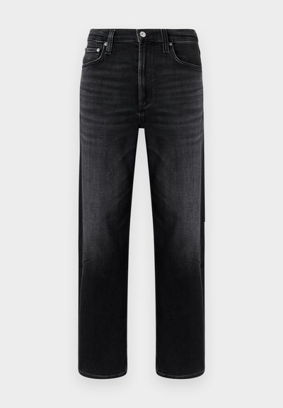 Μαύρα τζιν από denim με χαλαρή εφαρμογή, ίσια πόδια και ελάχιστο ξεθώριασμα. Διαθέτουν κούμπωμα με κουμπιά, πέντε τσέπες και διακριτικές λεπτομέρειες ραφής.