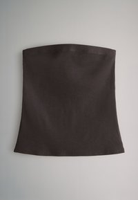 Haut tube en tissu côtelé brun foncé avec un bord supérieur droit, présenté à plat sur une surface gris clair.