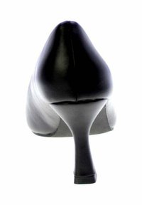 Scarpa nera in pelle con tacchi alti, punta affusolata e tacco sottile e affusolato, caratterizzata da una superficie liscia e un design minimalista.