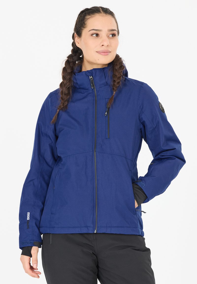Marineblaue wasserfeste Jacke mit hohem Kragen, Frontreißverschluss, Brusttasche und verstellbaren Bündchen. Mit einem Logo auf dem Ärmel.