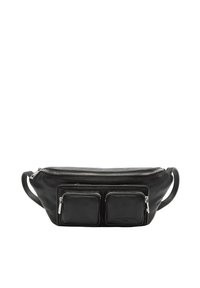 Riñonera de cuero negro con dos bolsillos frontales con cremallera, una cremallera principal en la parte superior y una textura suave. Diseño curvado con correa ajustable.