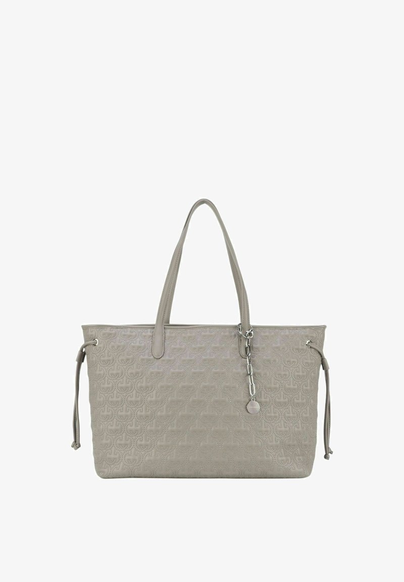 Bolso tote gris con patrón embosado, que presenta asas largas, flecos laterales y un detalle de cadena plateada con charm. Tela suave y texturizada.