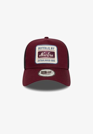 Bordeaux keps med svarta nät sidor, med en rektangulär patch som har "Buffalo, NY" och "New Era" text i vitt och blått. Justerbar bak.