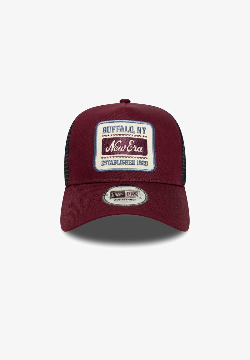 Bordeauxfarbenes Cap mit schwarzen Mesh-Seiten, ausgestattet mit einem rechteckigen Patch mit dem Text "Buffalo, NY" und "New Era" in Weiß und Blau. Verstellbarer Rücken.