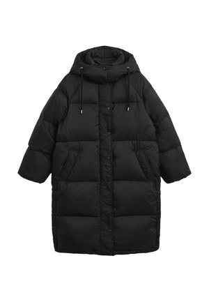 Abrigo acolchado negro con silueta oversized, textura acolchada, cierre frontal de botones a presión, capucha con cordones y bolsillos laterales.