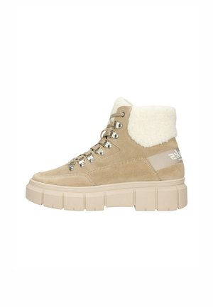 Beige hoge sneaker met nepbontkraag, suède bovenwerk, metalen veters en een dikke platformzool met verticale accenten.