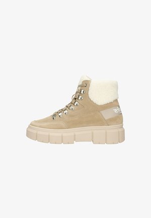 Beige hoge sneaker met nepbontkraag, suède bovenwerk, metalen veters en een dikke platformzool met verticale accenten.