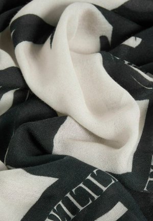 Eşarf negru și crem, dintr-o țesătură moale și texturată, având un model grafic îndrăzneț și un design fluid cu plieri delicate.