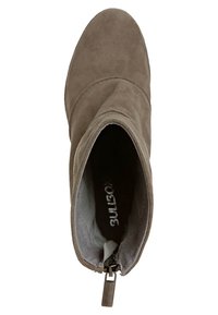 Bottine en daim marron avec fermeture éclair latérale, bout arrondi et doublure intérieure douce, vue de dessus.