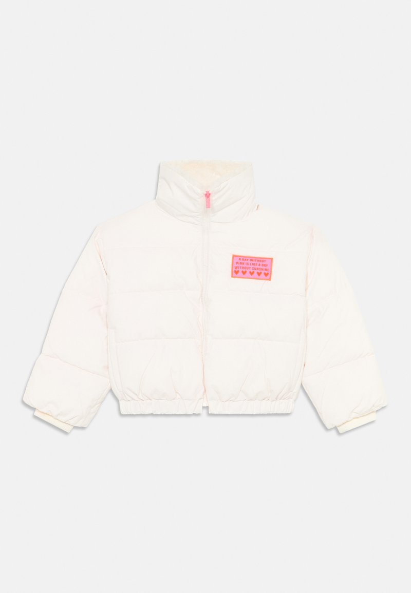 Casaco puffer cortado em nylon rosa claro, com gola alta, fecho frontal e um emblema com texto rosa. Forro interior suave.