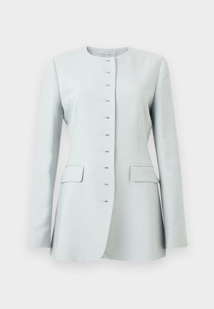 Γυναικείο σακάκι σε ανοιχτό γαλάζιο χρώμα με μακριά μανίκια, στρογγυλή λαιμόκοψη, κλεισίματα με άγκιστρο και θηλιά, και τσέπες με πτερύγια και στις δύο πλευρές.