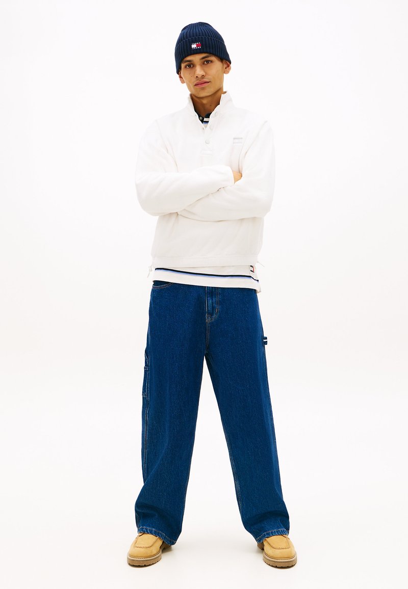 Tommy Jeans BACK LOGO RELAXED POLAR FLEECE SWEATSHIRT - Fleecová mikina - ancient white