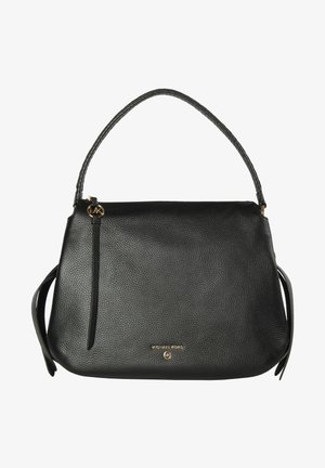 Borsa a tracolla in pelle nera con finitura a ciottoli, manico intrecciato, hardware dorato e logo impresso. Presenta una tasca con zip e due nappine laterali.