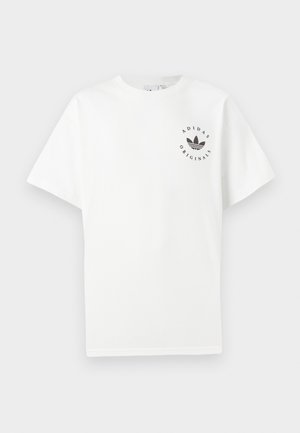 Bílá bavlněná tričko s krátkým rukávem, kulatým výstřihem a černým logem Adidas Originals potisknutým na levé hrudi.