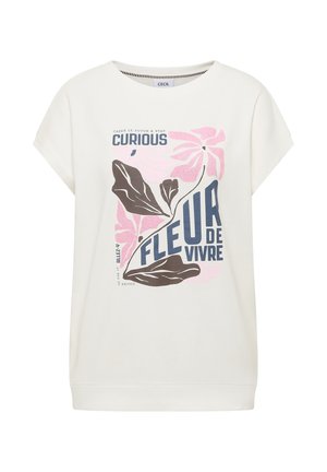 Bílá košile s krátkým rukávem s růžovými květy, hnědými listy a modrým textem "Curious Fleur de Vivre" na přední straně.