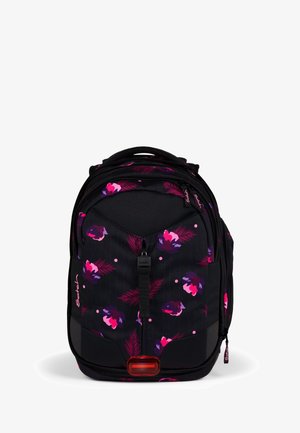Sac à dos noir avec un motif floral dans des tons de rose et de violet, des fermetures éclair et un accent rouge en bas. Il possède des bretelles rembourrées et une surface texturée.