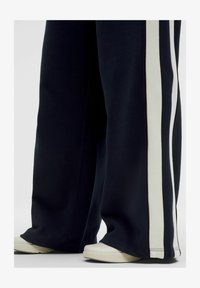 Niet geselecteerd, true navy light ivory black