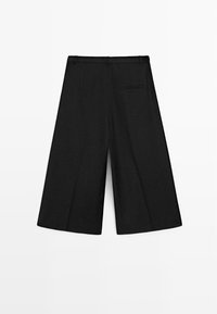 Pantaloni culotte neri a gamba larga con passanti per cintura e una tasca posteriore a filetto singolo, mostrati distesi su uno sfondo bianco.