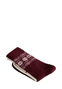 Złożone bordowe skarpetki z białymi wzorami śnieżynek i zygzaków, ukazujące miękką, grubą dzianą teksturę.