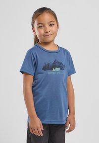 T-shirt azul de manga curta, feito de tecido macio, apresentando um gráfico de montanha e floresta com o texto "NOMADAS DA NATUREZA" em verde.