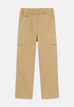 Khaki cargobroek met een elastische tailleband, twee zijzakken en twee grote cargozakken op de bovenbenen. Glad stof met een effen kleur.