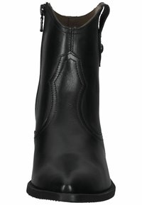 Stivale alla caviglia in pelle nera con cuciture laterali curve, zip sul retro e finitura liscia. Presenta una punta arrotondata e un tacco leggero.