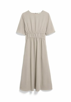 Beige midi-jurk met korte mouwen, ronde hals en een geplooide elastische tailleband, getoond op een witte achtergrond.