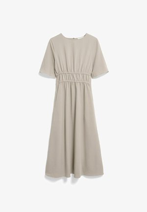 Beige midi-jurk met korte mouwen, ronde hals en een geplooide elastische tailleband, getoond op een witte achtergrond.