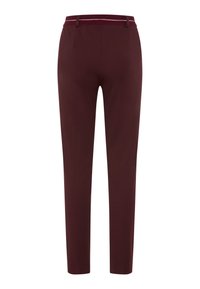 Bordeauxfarbene, maßgeschneiderte Hose mit Slim-Fit, glattem Stoff, Gürtelschlaufen und Fronttaschen. Der Bund hat einen dekorativen Streifen.