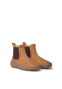Botines de ante marrón con paneles elásticos en los laterales, puntera redonda y suela de goma texturizada, que cuentan con un acabado suave y una tira en la parte posterior para facilitar su puesta.