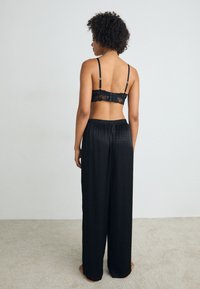 BOSS MONOGRAM PANTS - Pyjamahousut/-shortsit - black