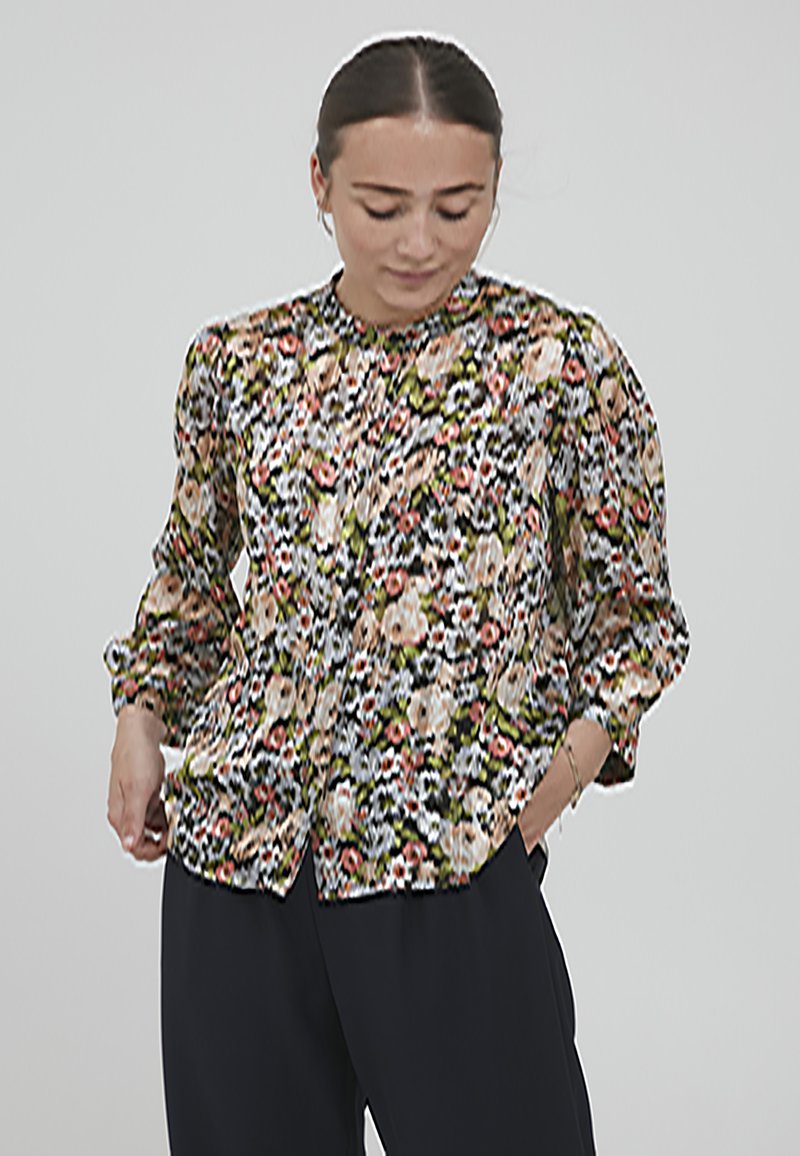 Blusa floreale con un pattern multicolore nei toni di rosa, verde e nero, caratterizzata da un collo alto e maniche lunghe a sbuffo.