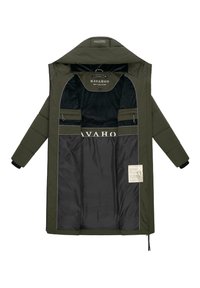 Doudoune verte olive avec capuche, dotée de doublure noire, de plusieurs poches intérieures et d'une étiquette de marque à l'intérieur. Fermeture zippée.