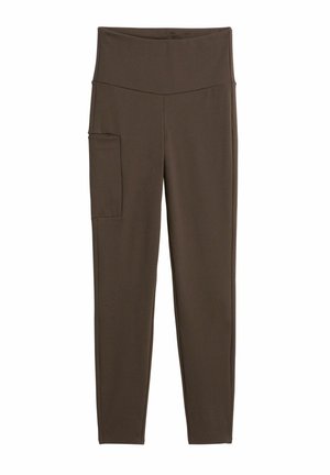 Ciemnobrązowe legginsy z wysokim stanem, wyposażone w dużą boczną kieszeń na lewym udzie, przeznaczone do aktywnego lub codziennego noszenia.