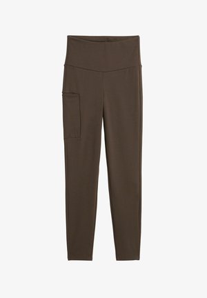 Donkerbruine leggings met hoge taille en een grote zijzak aan de linkerdij, ontworpen voor actieve of casual kleding.