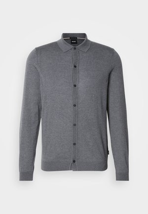 Grijze cardigan gemaakt van zachte stof, met een kraag, lange mouwen, een knoopsluiting aan de voorkant met zwarte knopen, en geribbelde manchetten en zoom.