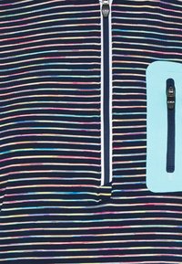 Sudadera azul marino con cremallera, con rayas horizontales multicolores, que presenta un bolsillo azul claro con cremallera y tejido texturizado.