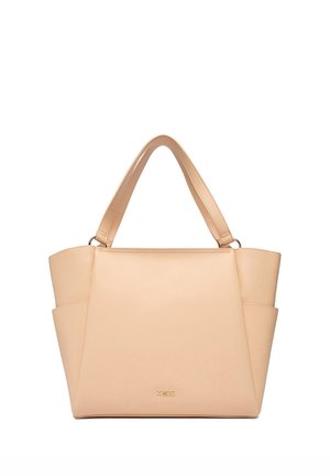 Beige læderhåndtaske med dobbelte top-hanke, sidelommer og diskret guldlogo foran mod hvid baggrund.