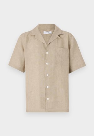 Camisa de lino de manga corta en color beige claro, con cuello, botones en el frente y un bolsillo en el pecho izquierdo. Tejido texturizado con un diseño limpio.