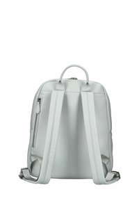 Zaino in pelle grigio chiaro con forma arrotondata, doppi spallacci, manico superiore e tasca laterale con zip. Texture liscia, design minimalista.